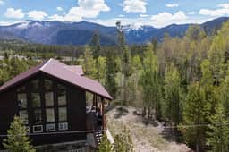 Glacial boulder cabin with panoramic mountain view - Image 2