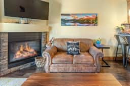 King bed-Walk to downtown and lake-stunning views - Image 2