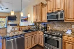 King bed-Walk to downtown and lake-stunning views - Image 3