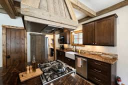 Lakeside luxury mountain getaway - Image 2