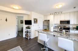 Luxury downtown Apartment with Grand Lake views - Image 2