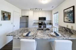 Luxury downtown Apartment with Grand Lake views - Image 3