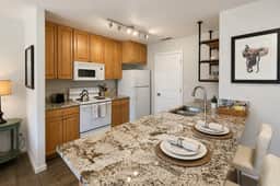 Studio apartment, heart of Grand Lake, Lake views - Image 2