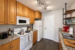 Studio apartment, heart of Grand Lake, Lake views - Image 3