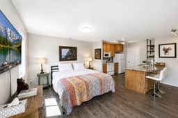 Studio apartment, heart of Grand Lake, Lake views - Image 5