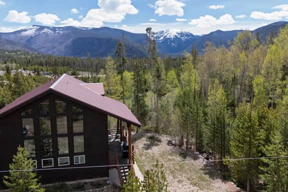 Glacial boulder cabin with panoramic mountain view - Image 2