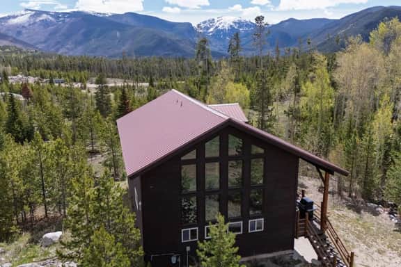 Glacial boulder cabin with panoramic mountain view - Image 4