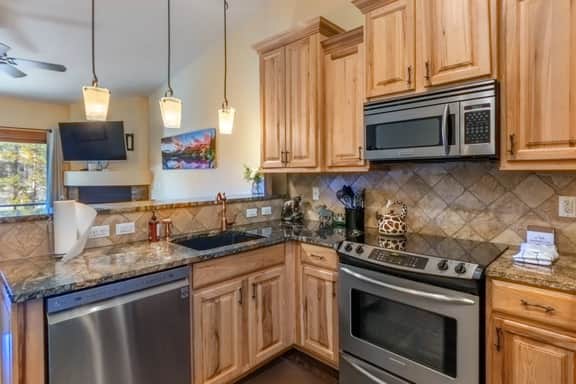 King bed-Walk to downtown and lake-stunning views - Image 3