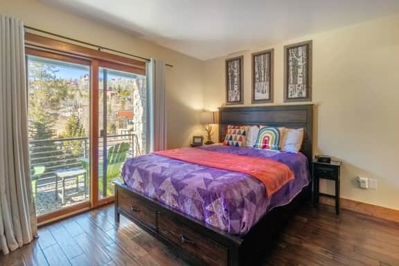 King bed-Walk to downtown and lake-stunning views - Image 4