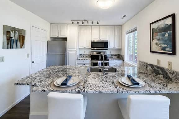 Luxury downtown Apartment with Grand Lake views - Image 3