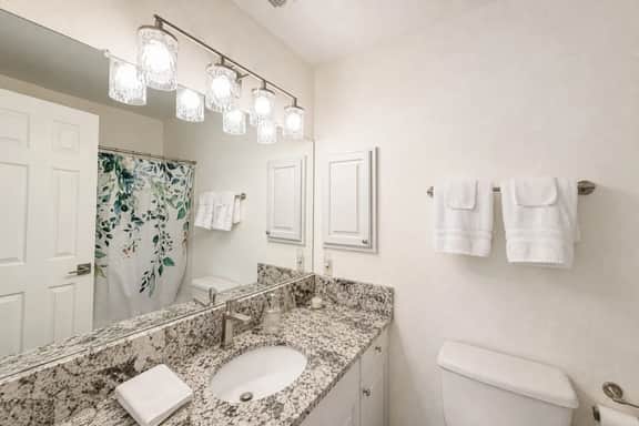 Luxury downtown Apartment with Grand Lake views - Image 5