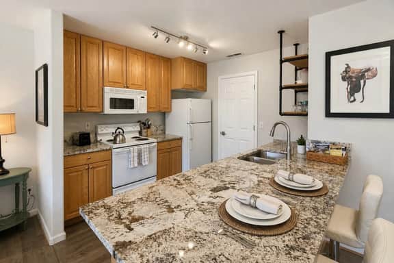 Studio apartment, heart of Grand Lake, Lake views - Image 2