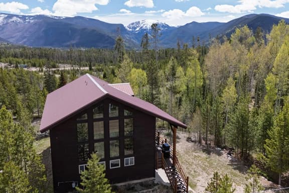 Glacial boulder cabin with panoramic mountain view - Image 1