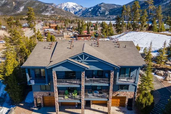 King bed-Walk to downtown and lake-stunning views - Image 1