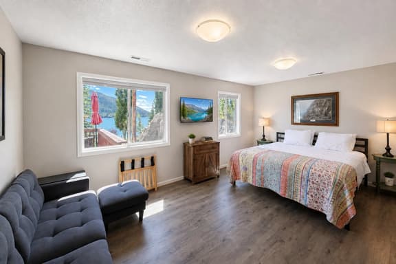 Studio apartment, heart of Grand Lake, Lake views - Image 1